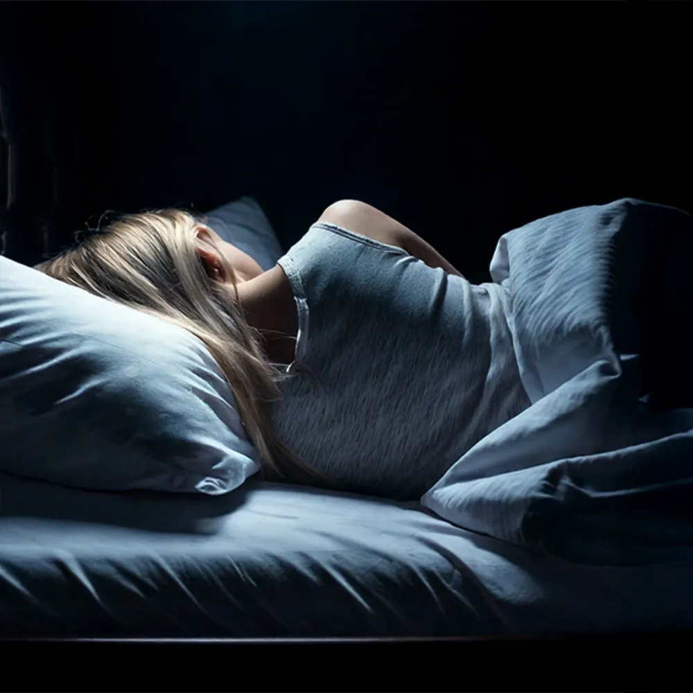 Dame som sover i sengen