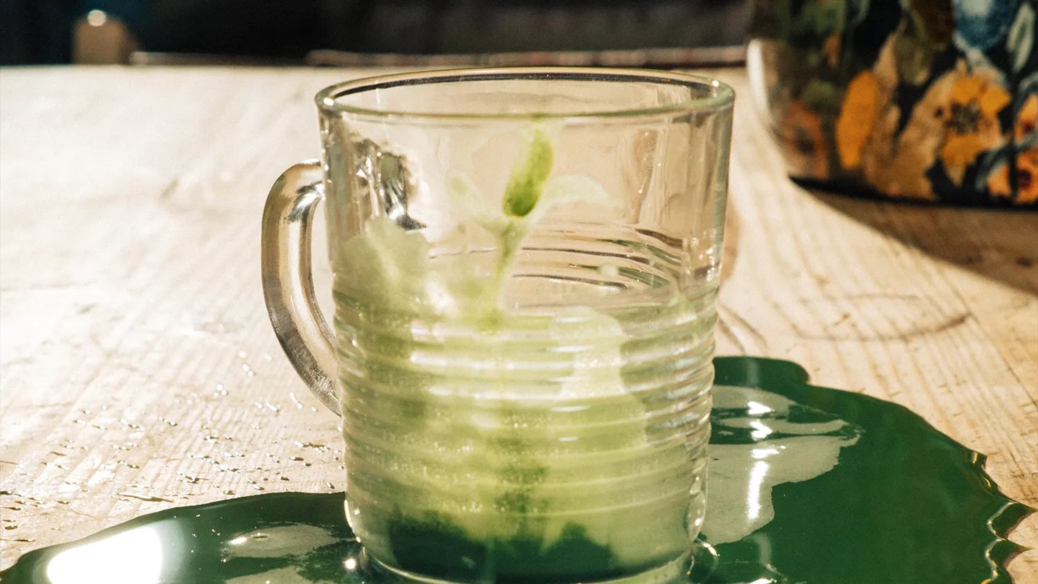 Matcha søl på bord